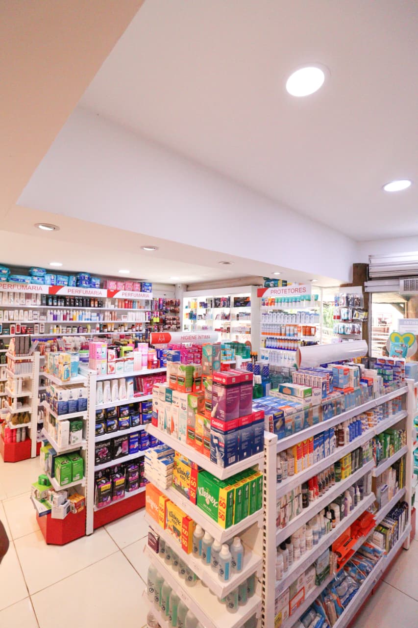 Interior da farmácia com prateleiras